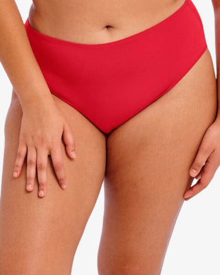 Nära bild av Elomi Smooth Full Brief trosa i röd färg, med fokus på den sömlösa designen och de elastiska kanterna som ger en slät passform.