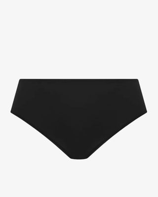 En närbild av Elomi Smooth Full Brief trosor i svart, som visar den mjuka och stretchiga fyrvägsstretch-materialet. Trosorna har platta sömmar och en elastisk kant för en osynlig finish.