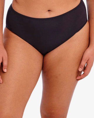 Nära bild som fokuserar på den platta kanten på Elomi Smooth Full Brief trosorna i svart, vilket minimerar synliga troskanter för en smidig passform under kläder.
