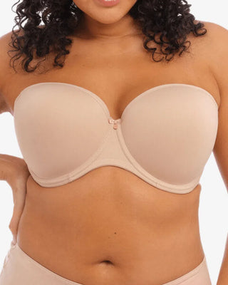 Närbild av Elomi Smooth UW Moulded Strapless BH med Stay4Sure silikonbeläggning på bandet för att hålla bh:n på plats och en elegant sweetheart-ringning.