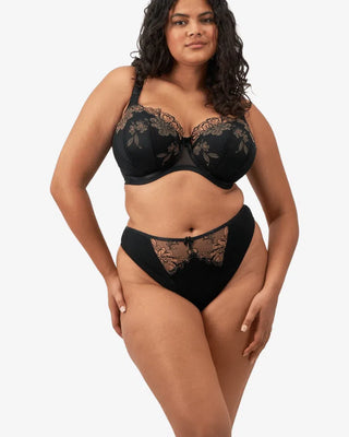 Frontal vy av Elomi Teagan Stringtrosa i svart som visar de eleganta broderade panelerna framtill, dekorerade med metalliska tråddetaljer, samt det elastiska midjebandet med satinfinish.
