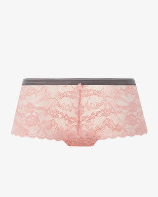 Korallrosa boxertrosa i transparent spets med blommönster, grå kontrastresår och liten rosett framtill, fotograferad mot vit bakgrund visas framifrån 