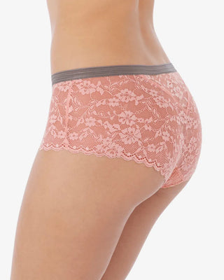 Korallrosa boxertrosa i transparent spets med blommönster, grå kontrastresår och liten rosett framtill, fotograferad mot vit bakgrund visas snett bakifrån 