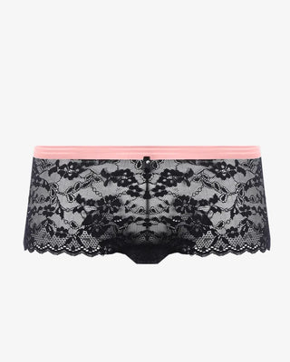 Svart boxertrosa i transparent spets med blommigt mönster, rosa kontrastresår och liten rosett framtill, visad mot vit bakgrund
