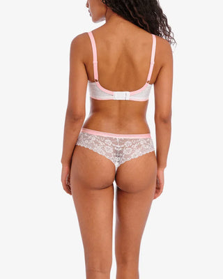 Baksida av Freya Offbeat bh och trosa i vit spets med rosa detaljer och transparent spets över rumpan