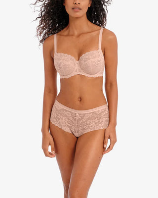  Modell iförd matchande set med balconette-bh och spets-trosa i beige, en elegant och bekväm underklädeslook