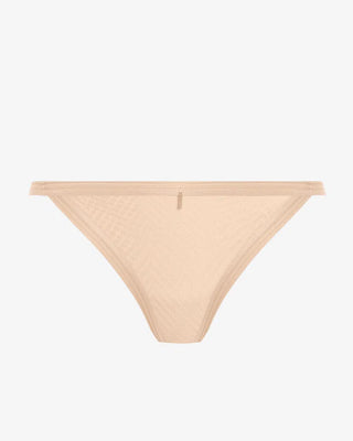 Trosa från Freya i beige mesh med grafiskt chevronmönster. Modellen har smala, dubbla resårkanter i midjan och en liten dekorativ detalj framtill. En lätt och stilren basmodell.

