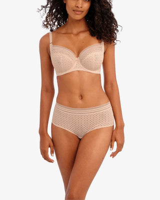 Helkroppsbild på modell i Freya Viva BH och matchande trosor i Natural Beige, designad för stöd, stil och vardagskomfort