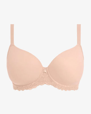 
Bh i ljusbeige från Freya med släta, lätt vadderade kupor och dekorativ spetskant nedtill. Axelbanden är justerbara och bh:n har en liten rosett med pärldetalj framtill.

