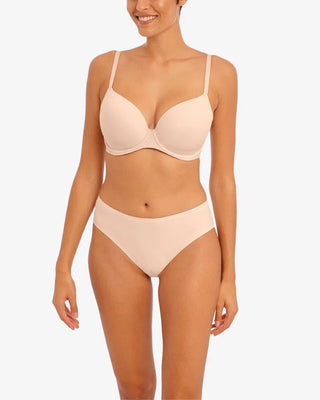 Beige BH och trosa från Freya – sömlös och bekväm design, visad framifrån på modell i helkropp för att framhäva passform och stil