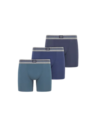 Bilden visarJockey Boxer Briefs Herrkalsonger med Längre Ben 3-pack i Bomull - Petrolblå/Blå/Mörkblå fotad mot en vit bakgrund 