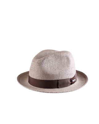 Klassisk och stilren Tribbly hatt från wigens i färgen Brun med Brunt läder fotad mot en vit bakgrund 