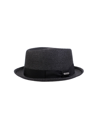Klassisk och stilren pork pie hatt från wigens i färgen svart med svart band  fotad mot en vit bakgrund 