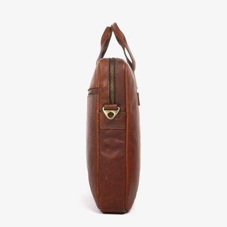 House of Sajaco Portfölj 16" Medium 1-fack - Cognac, fotad mot en vit bakgrund.