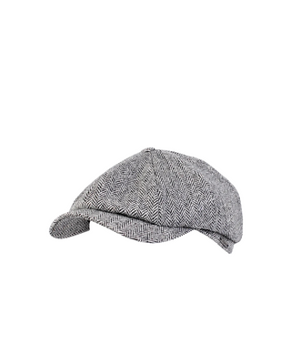 Wigéns Newsboy Classic Keps  i Ull - Ljusgrå med Fiskbensmönster, sygg och härlig herr keps fotad mot en vit/grå bakgrund 
