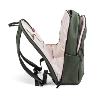 North Pioneer Flight Backpack - grön  ryggsäck med flera dragkedjefack och vadderade axelremmar, perfekt för vardag och laptopförvaring.