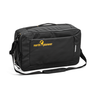 Svart kabinryggsäck från North Pioneer – stilren design med dragkedjefickor, topphandtag och gul logotyp, perfekt som handbagage eller weekendväska