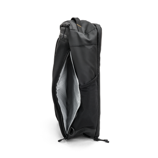 Svart kabinryggsäck från North Pioneer – stilren design med dragkedjefickor, topphandtag och gul logotyp, perfekt som handbagage eller weekendväska