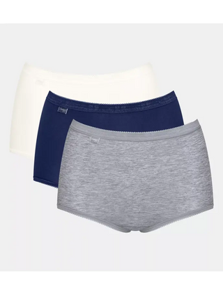 Cutoutbild av Sloggi 3-pack Basic+ maxitrosa i grå, navy och vit mot vit bakgrund