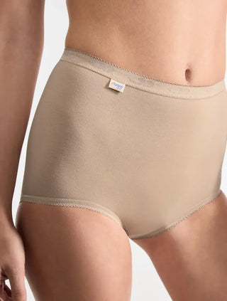Närbild på tyg och sömmar i Sloggi Basic+ maxitrosa i färgen skin