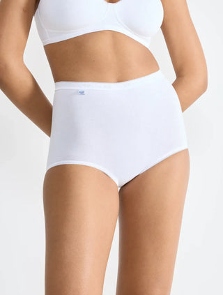 Modell bär Sloggi 3-pack Basic+ vita maxitrosor, sedd framifrån
