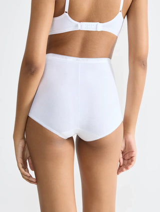 Modell bär Sloggi 3-pack Basic+ vita maxitrosor, sedd bakifrån