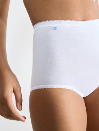Närbild på tyg och sömmar i Sloggi Basic+ vit maxitrosa