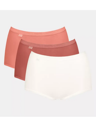 Cutoutbild av Sloggi 3-pack Basic+ maxitrosa i vit, röd och rosa mot vit bakgrund