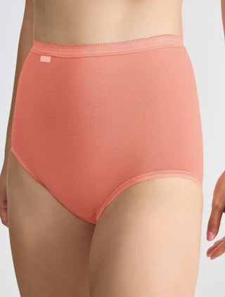 Närbild på tyg och sömmar i Sloggi Basic+ maxitrosa i vit, röd och rosa