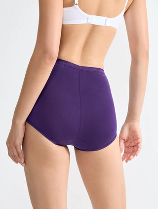Modell bär Sloggi 3-pack Basic+ maxitrosor i vit, rosa och navy, sedd bakifrån