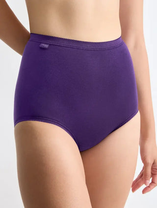 Närbild på tyg och sömmar i Sloggi Basic+ maxitrosa i vit, rosa och navy