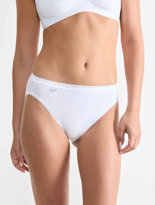 Modell bär Sloggi 3-pack Basic+ vita taitrosor, sedd framifrån