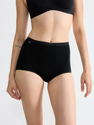 Sloggi Basic+ Maxitrosa svart på modell, framifrån, hög midja och bekväm passform