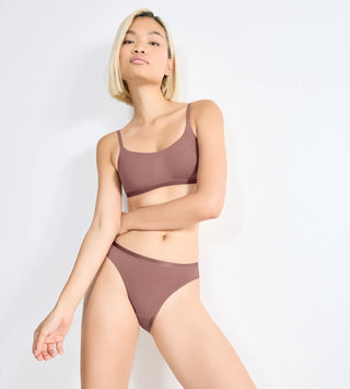 “Modell bär Sloggi GO Daily Cotton BH-Top i cacao – ekologisk vardags-bh med justerbara axelband och mjuk, naturlig passform.”