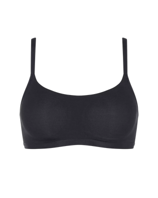 “Frilagd bild av Sloggi GO Daily Cotton BH-Top i svart – ekologisk bh-topp med formgjutna kupor, justerbara axelband och slätt underbystband.”
