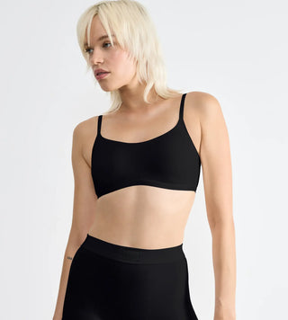 “Halvbild framifrån av svart Sloggi GO Daily Cotton BH-Top – bygelfri bh med lätt stöd, stilren silhuett och justerbar komfort.”