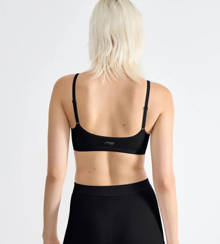 “Bakifrånvy av Sloggi GO Daily Cotton BH-Top i svart – bh-top med breda axelband och följsam rygg i mjuk ekologisk bomull.”