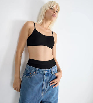 “Modell bär svart Sloggi GO Daily Cotton BH-Top – vardagsvänlig bh utan bygel i GOTS-certifierad bomull med naturlig passform.”