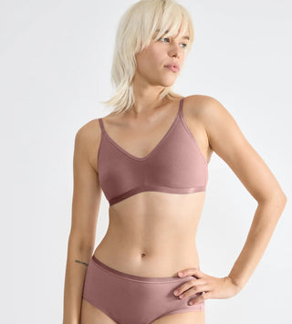 “Halvbild framifrån av Sloggi GO Daily Cotton Soft Bra i cacao – ekologisk bomulls-bh med V-ringning och lätt stöd för vardagen.”