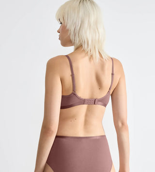 “Bakifrånvy av cacao-färgad Sloggi GO Daily Soft Bra – mjuk bomullsbh med elastiskt underbystband och klassisk ryggdesign.”