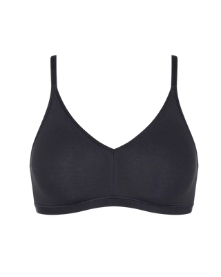 “Frilagd bild av svart Sloggi GO Daily Cotton Soft Bra – bygelfri bh i GOTS-certifierad ekologisk bomull med V-ringning och formpressade kupor.”