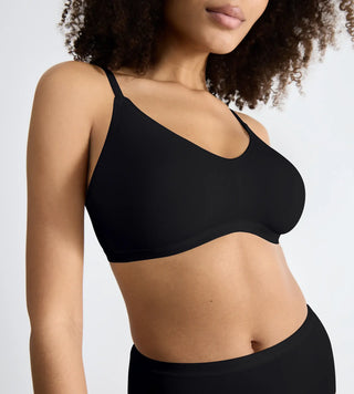“Närbild på tyg i svart GO Daily Cotton Soft Bra – borstad GOTS-certifierad bomull med dubbla lager och slät finish.”