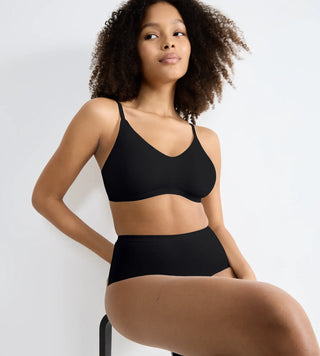 “Modell bär Sloggi GO Daily Cotton Soft Bra i svart – ekologisk bomulls-bh utan bygel med mjuk passform och justerbara axelband.”