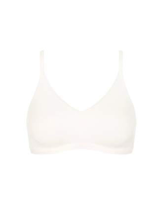 “Frilagd bild av Sloggi GO Daily Cotton Soft Bra i vitt – bygelfri bh i ekologisk bomull med V-ringning och formpressade kupor.”