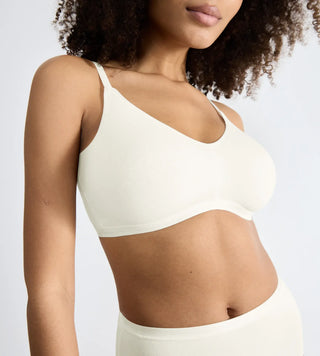 “Närbild på tyg i vit GO Daily Cotton Soft Bra – GOTS-certifierad borstad bomull med dubbla lager för naturlig form och komfort.”