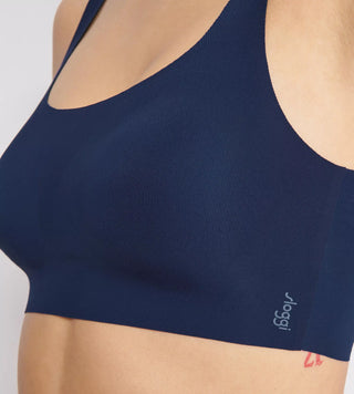 “Närbild på Sloggi Zero Feel navy BH-Top – supermjuk mikrofiber med borstad finish, Activated Silk™ och dot bonding.”