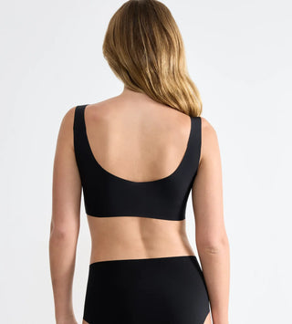 “Bakifrånvy av svart Zero Feel BH-Top – slät rygg med sömlös design och elastiskt stöd utan tryckmärken eller etiketter.”