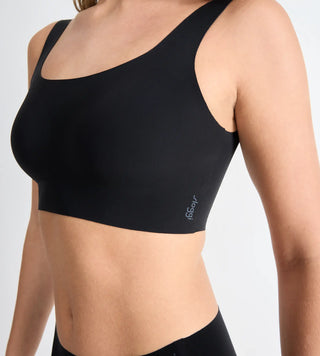 “Närbild på svart Sloggi BH-Top – borstad återvunnen mikrofiber med dot-bonding och fukthanterande Activated Silk™-teknik.”