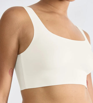 “Närbild på vit Sloggi BH-Top – supermjuk borstad mikrofiber med dot bonding och Activated Silk™ för sval, torr känsla.”