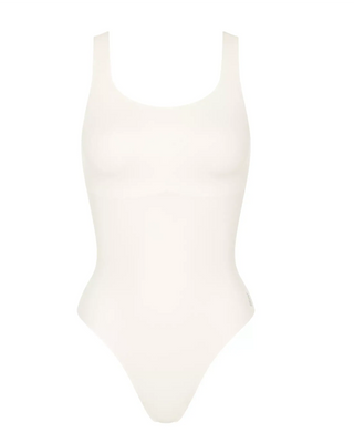 “Frilagd bild av Sloggi Zero Feel vit body – sömlös och ärmlös shaping-body i återvunnen mikrofiber med rund hals.”